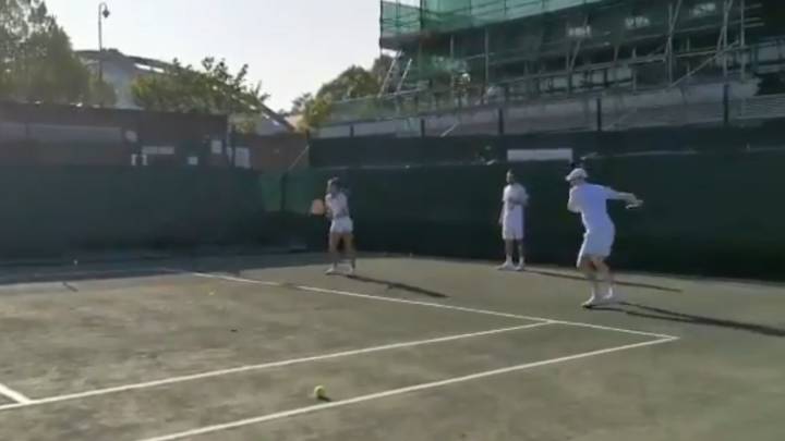 Andy Murray pelotea sobre la hierba de Wimbledon.