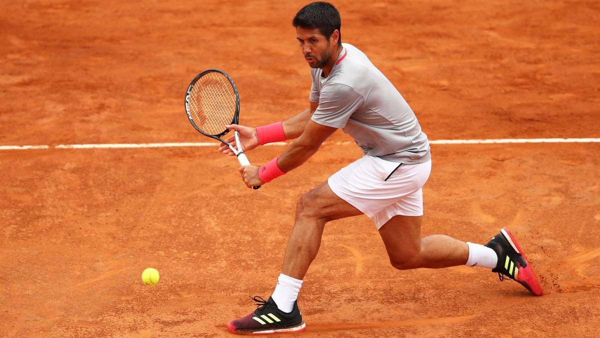 Fernando Verdasco devuelve una bola ante Kyle Edmund durante su partido de primera ronda en el International BNL d'Italia en el Foro Itálico de Roma.