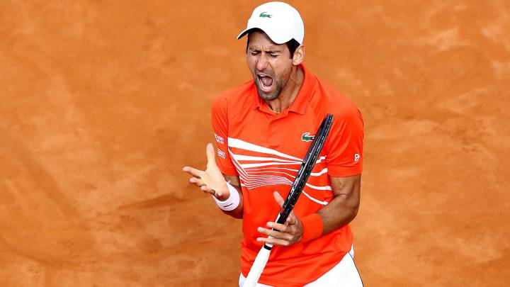 Novak Djokovic se lamenta tras fallar un golpe durante su partido ante  Rafael Nadal en la final del Masters 1.000 de Roma.