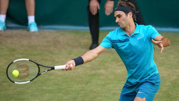 Roger Federer devuelve una bola ante Benoit Paire en el Torneo de Halle 2018.