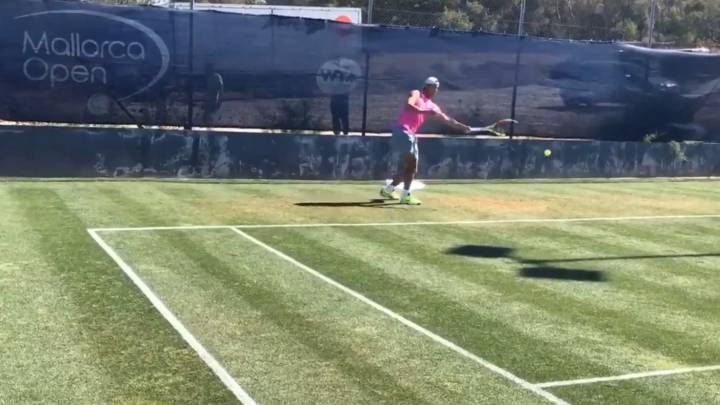 Rafa Nadal entrena sobre las pistas de hierba del Mallorca Open para preparar Wimbledon.