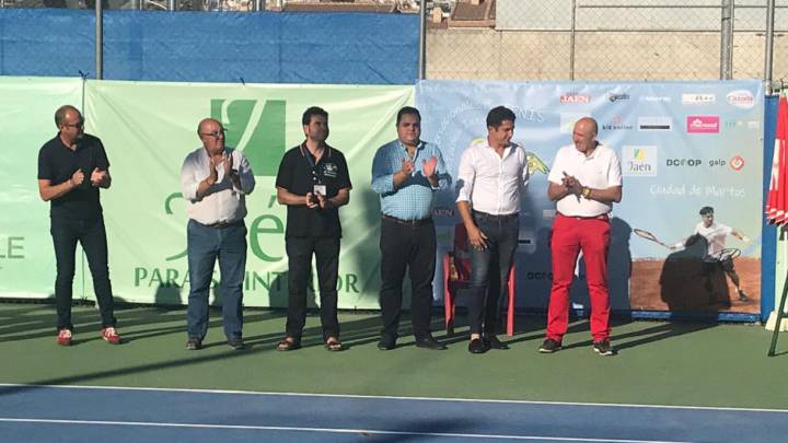 Nico Almagro recibe un homenaje por parte del Ayuntamiento de Martos antes del inicio del Torneo Internacional de la ITF que se celebra en el municipio jiennense.