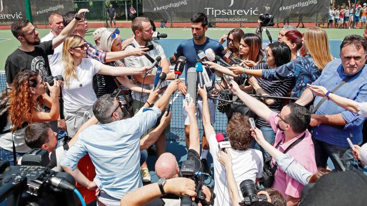 Novak Djokovic habla con los periodistas tras un entrenamiento en Belgrado.