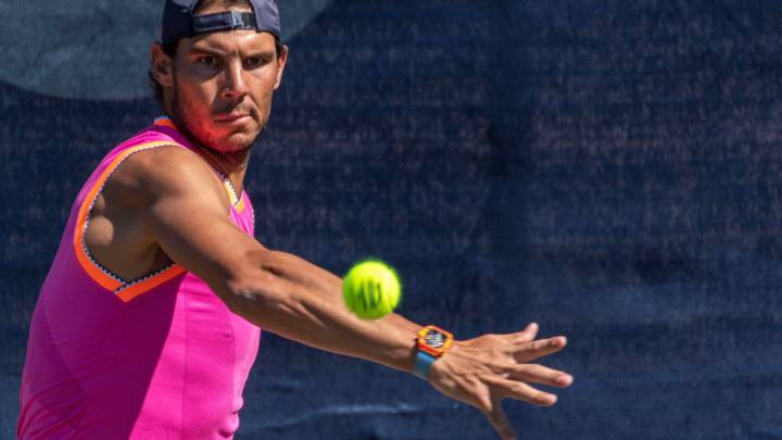 El tenista español Rafael Nadal entrena  en las pistas de hierba natural del Country Club de Santa Ponsa, sede del torneo femenino Mallorca Open, como preparación para competir en Wimbledon.