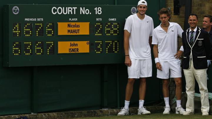 John Isner y Nicolas Mahut posan con el juez de silla Mohamed Lahyani tras su partido de Wimbledon 2010, en el que Isner ganó en el quinto set por 70-68.