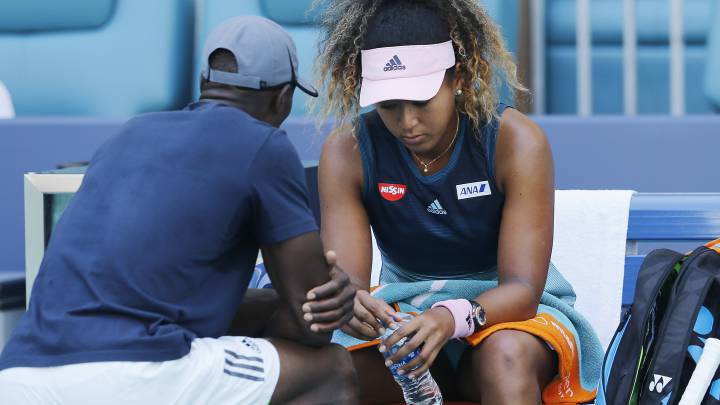 Naomi Osaka escucha a su técnico Jermaine Jenkins durante un partido del Miami Open 2019.