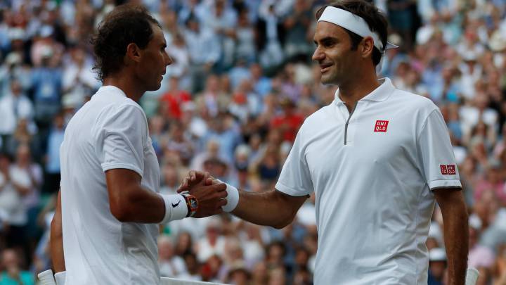 Roger Federer y Rafael Nadal se saludan después del partido de semifinales de Wimbledon 2019 en el The All England Lawn Tennis Club de Wimbledon.