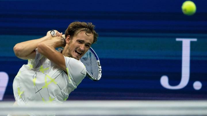 Daniil Medvedev devuelve una bola a Rafa Nadal durante la final del US Open en el USTA Billie Jean King National Tennis Center de New York.