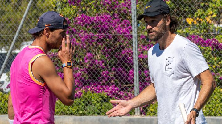 Rafael Nadal y Carlos Moyá entrenan sobre las pistas de hierba natural del Country Club de Santa Ponsa para preparar el torneo de Wimbledon.