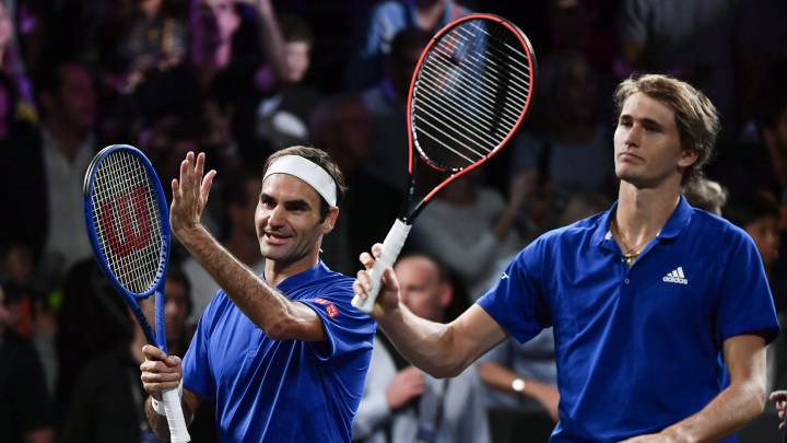 Roger Federer y Alexander Zverev celebran su victoria en dobles.