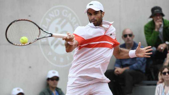 Pablo Andújar devuelve una bola en Roland Garros.
