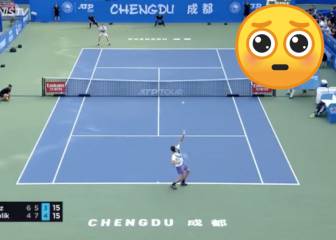 No es fake, aunque cuesta creerlo: impacto mundial con este indescifrable saque de tenis