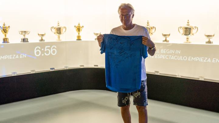 Bjorn Borg posa con una camiseta firmada del equipo de Europa de la Laver Cup en la sala de trofeos de la Rafa Nadal Academy by Movistar.