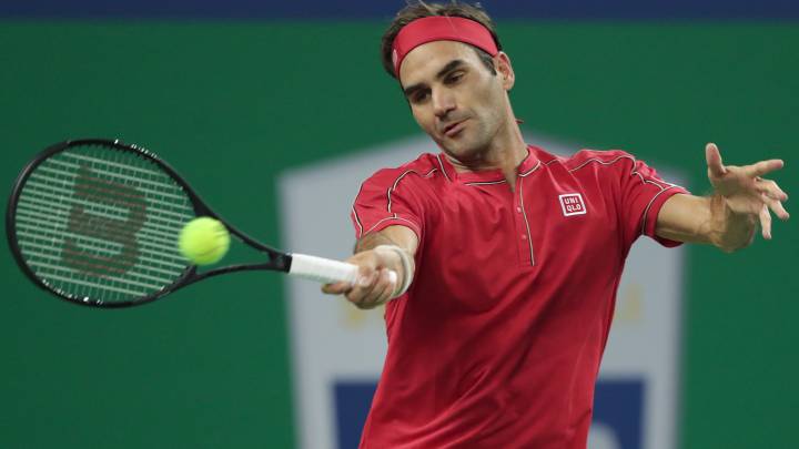 Roger Federer devuelve una bola ante Alexander Zverev durante su partido de cuartos de final del Masters 1.000 de Shanghái.