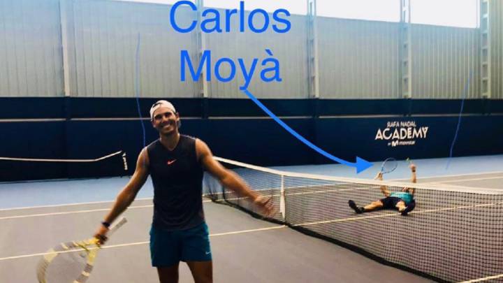 Rafa Nadal se lamenta tras perder un partido de entrenamiento con Carlos Moyá.