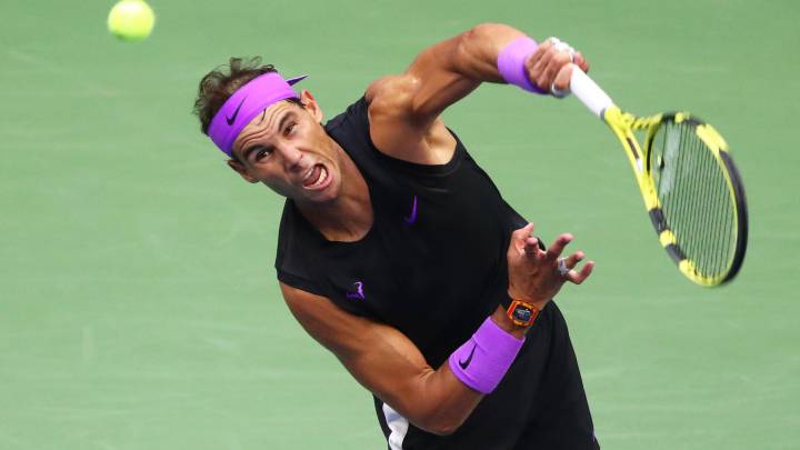 Rafa Nadal saca durante su partido ante Daniil Medvedev en la final del US Open en el USTA Billie Jean King National Tennis Center de New York City.