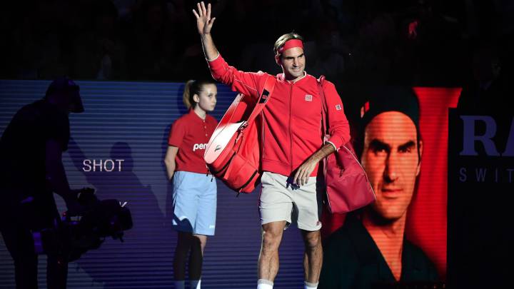 Roger Federer entra en la pista para medirse al alemán Peter Gojowczyk antes de su partido 1.500 en el circuito ATP en el Torneo de Basilea.