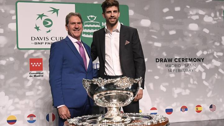 El presidente de la ITF David Haggerty posa junto a Gerard Piqué en la presentación de la Final de la Copa Davis en Madrid.