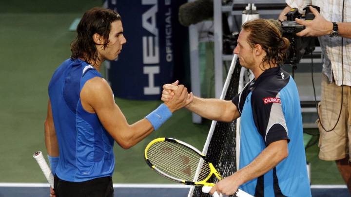 David Nalbandián y Rafa Nadal se saludan tras la final del torneo de París-Bercy 2007, en la que el argentino se proclamó campeón.