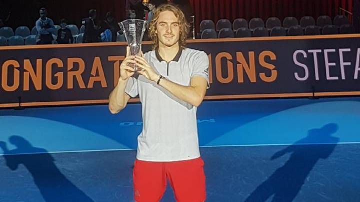 Stefanos Tsitsipas posa con el trofeo de campeón de las NextGen ATP Finals 2018.