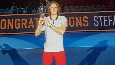Stefanos Tsitsipas posa con el trofeo de campeón de las NextGen ATP Finals 2018.