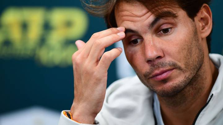 Rafa Nadal atiende a los medios para anunciar su abandono por lesión en el Rolex Paris Masters antes de su partido de semifinales ante Denis Shapovalov en el AccorHotels Arena de París.