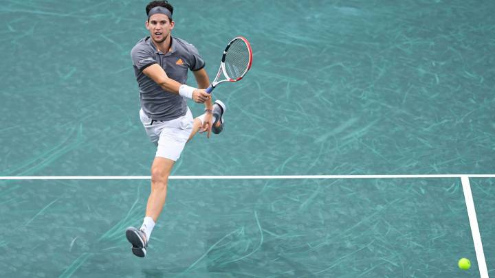 Dominic Thiem devuelve una bola ante Grigor Dimitrov durante su partido en el Rolex Paris Masters en el AccorHotels Arena de París.