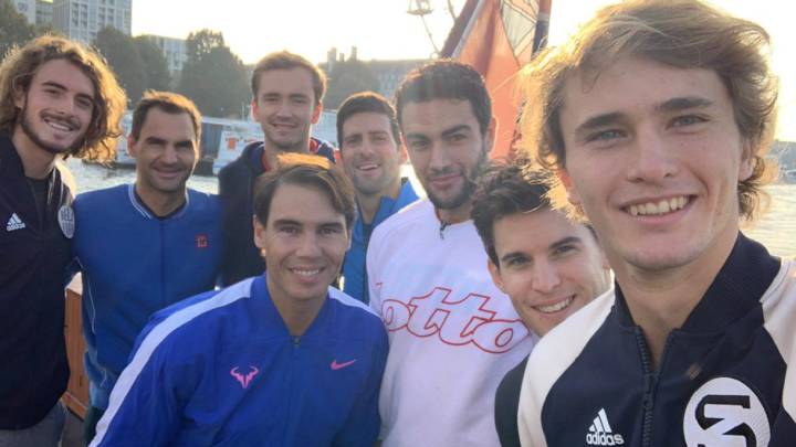 Stefanos Tsitsipas, Roger Federer, Daniil Medvedev, Rafa Nadal, Novak Djokovic, Matteo Berrettini, Dominic Thiem y Alexander Zverev posan para una selfi antes de las Nitto ATP World Tour Finals de Londres.