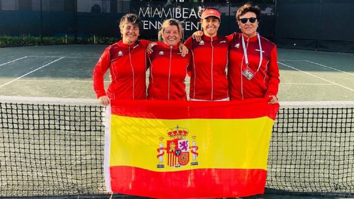 Ana Salas posa con sus compañeras tras ser subcampeonas del mundo por equipos con España en los ITF Seniors World Individual Championships de Miami.