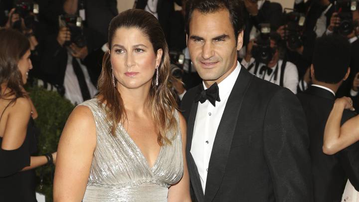 El tenista suizo Roger Federer (d) y su esposa, la extenista suiza de origen eslovaco Mirka Vavrinec (i), posan a su llegada para la gala benéfica del Instituto del Vestuario del Museo Metropolitano de Arte.