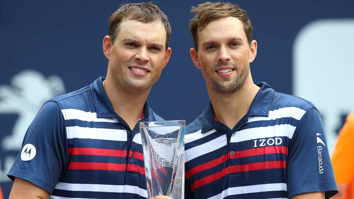 Bob y Mike Bryan posan con el trofeo de campeones de dobles del Masters 1.000 de Miami tras ganar en la final a Stefanos Tsitsipas y Wesley Koolhof.