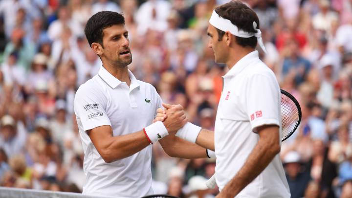 Novak Djokovic saluda a Roger Federer tras ganarle en la final de Wimbledon 2019 en el All England Lawn Tennis Club.