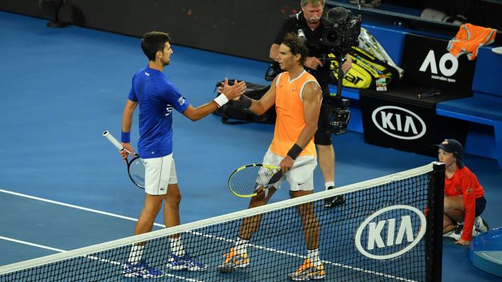 Novak Djokovic saluda a Rafa Nadal tras la final del Open de Australia 2019.