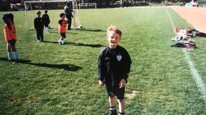 Nuestro deportista misterioso, durante su etapa como futbolista durante su infancia.