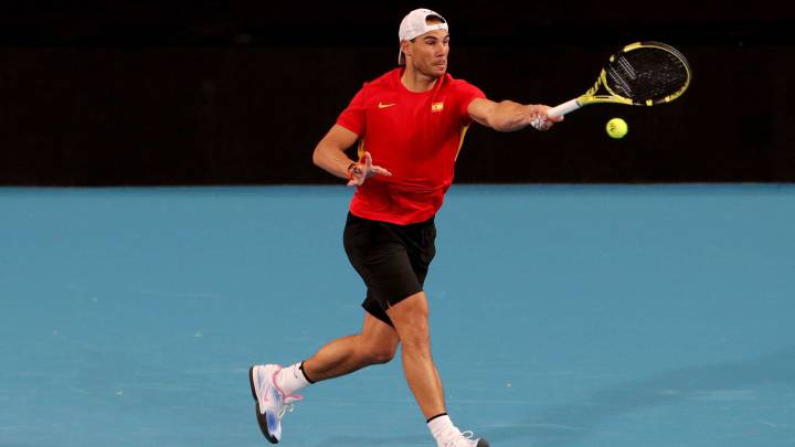 Rafa Nadal entrena como preparación para la ATP Cup en el RAC Arena de Perth, Australia.