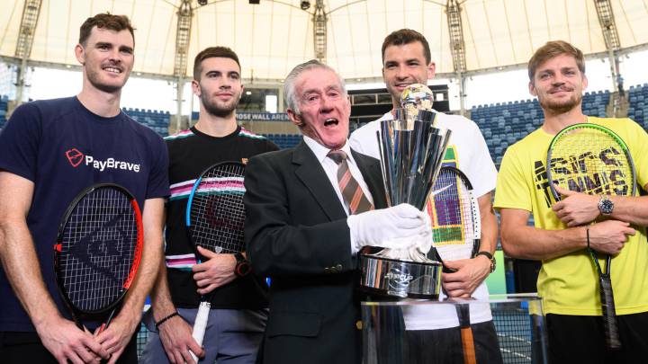 La leyenda del tenis australiano Ken Rosewall posa junto a Jamie Murray, Borna Coric, Grigor Dimitrov of Bulgaria y David Goffin posan durante un evento previo a la ATP Cup en el Ken Rosewall Arena en el Sydney Olympic Park Tennis Centre.