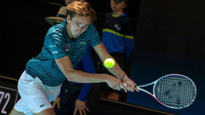 Daniil Medvedev devuelve una bola ante Casper Ruud durante su partido de la ATP Cup en Perth.