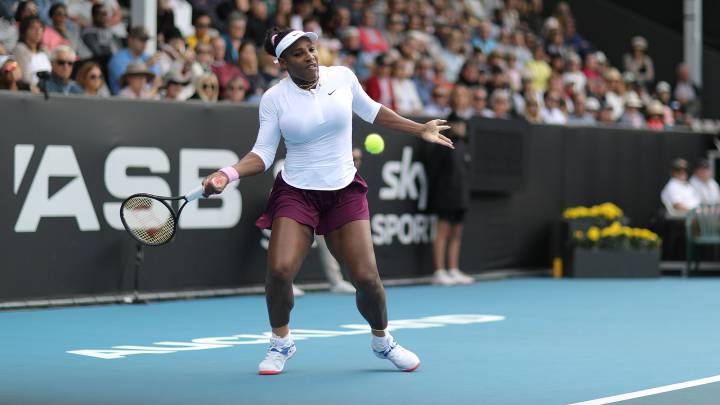 Serena Williams devuelve una bola ante Camila Giorgi durante su partido en el ASB Classic de Auckland, Nueva Zelanda.