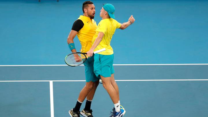 La dupla australiana formada por Nick Kyrgios y Alex de Minaur celebra un punto durante el partido de dobles ante Jamie Murray y Joe Salisbury en los cuartos de final de la ATP Cup entre Gran Bretaña y Australia.