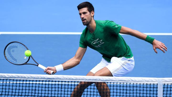 Novak Djokovic devuelve una bola durante un entrenamiento previo al Open de Australia.