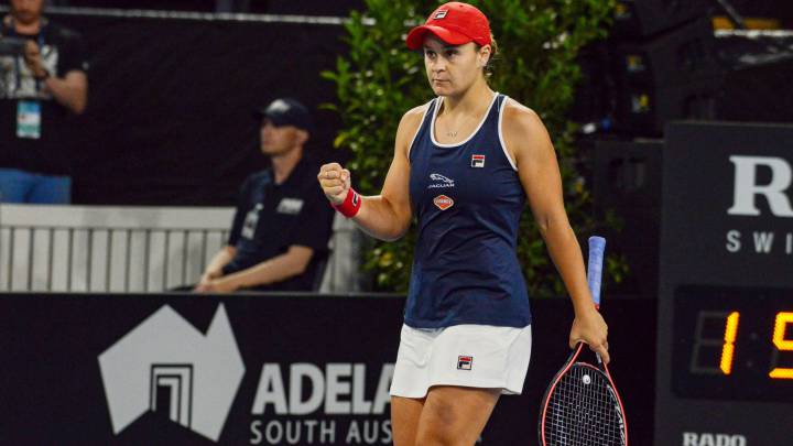 Ashleigh Barty celebra su victoria ante Danielle Collins en las semifinales del Adelaide International.