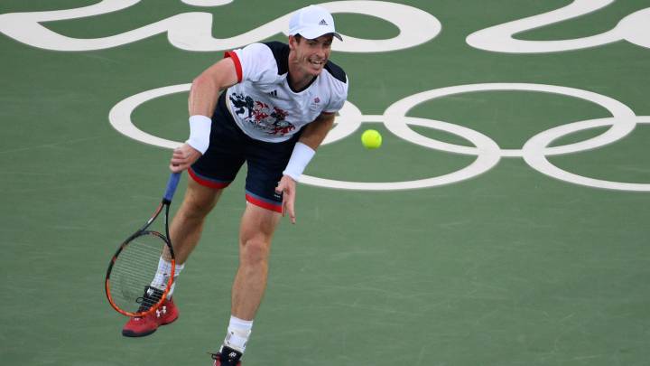 Andy Murray saca ante Viktor Troicki durante su partido en los Juegos Olímpicos de Río 2016.