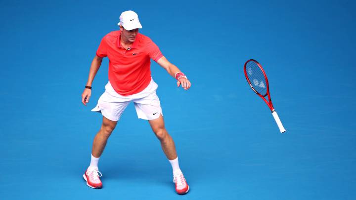 Denis Shapovalov tira su raqueta durante el partido de primera ronda del Open de Australia ante el húngaro Marton Fucsovics.