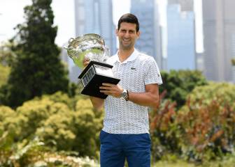 Novak Djokovic posa con el trofeo del Open de Australia