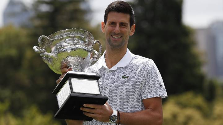 Novak Djokovic posa con el Trofeo Norman Brookes como campeón del Open de Australia en el Royal Botanic Gardens Victoria de Melbourne.