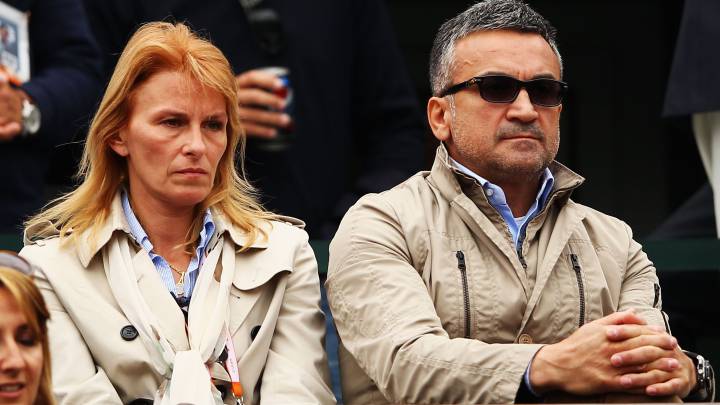 Dijana y Srdjan Djokovic, padres del tenista serbio, presencian un partido de su hijo durante Roland Garros en 2012.