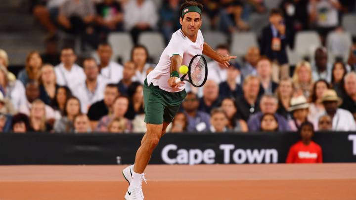 Roger Federer devuelve una bola durante el Match in Africaante  Rafael Nadal en el Cape Town Stadium de Ciudad del Cabo, Sudáfrica.