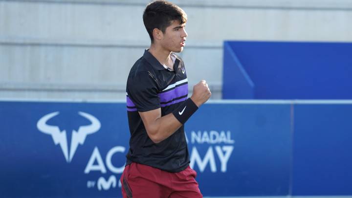 Carlos Alcaraz celebra su título del M15 de Manacor del torneo ITF Futures en la Rafa Nadal Academy.