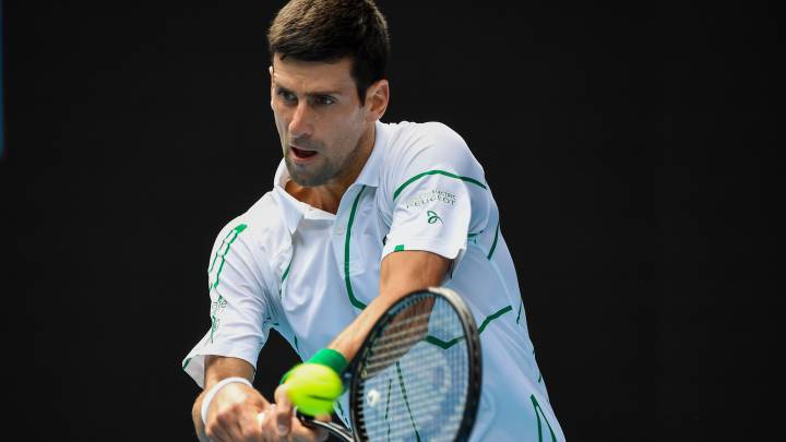 Novak Djokovic devuelve una bola ante Yoshihito Nishioka durante su partido en el Open de Australia.