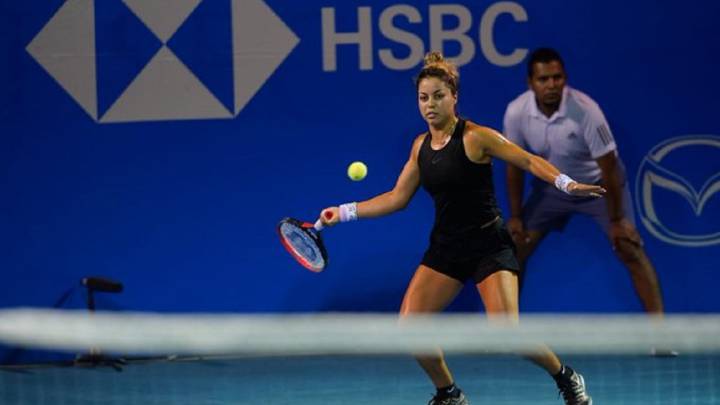 Renata Zarazúa devuelve una bola durante su partido ante Sloane Stephens en el Abierto Mexicano de Tenis de Acapulco.